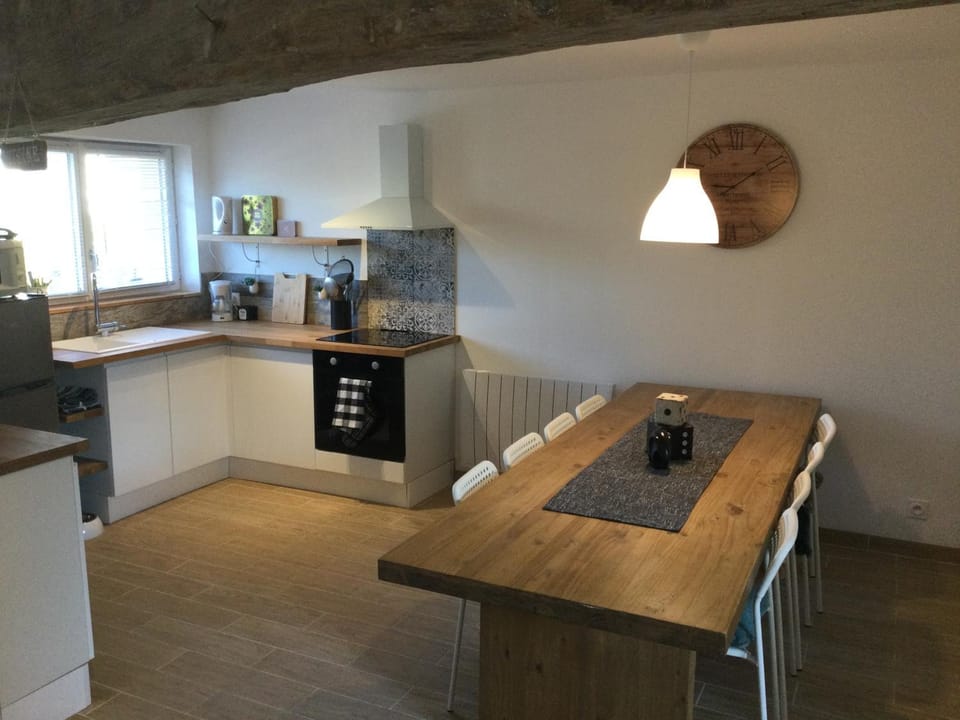 Kitchen or kitchenette, Dining area