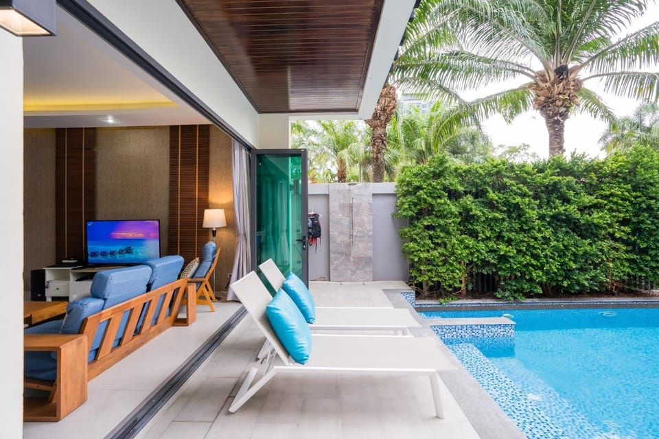 Patio, Day, Garden, Living room, Seating area, Garden view, Swimming pool, sunbed