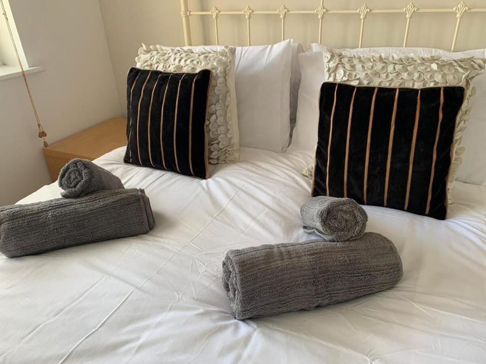 Stylish 2BRFree Parking 7min Oxford 14 Blenheim Apartment in Cherwell District