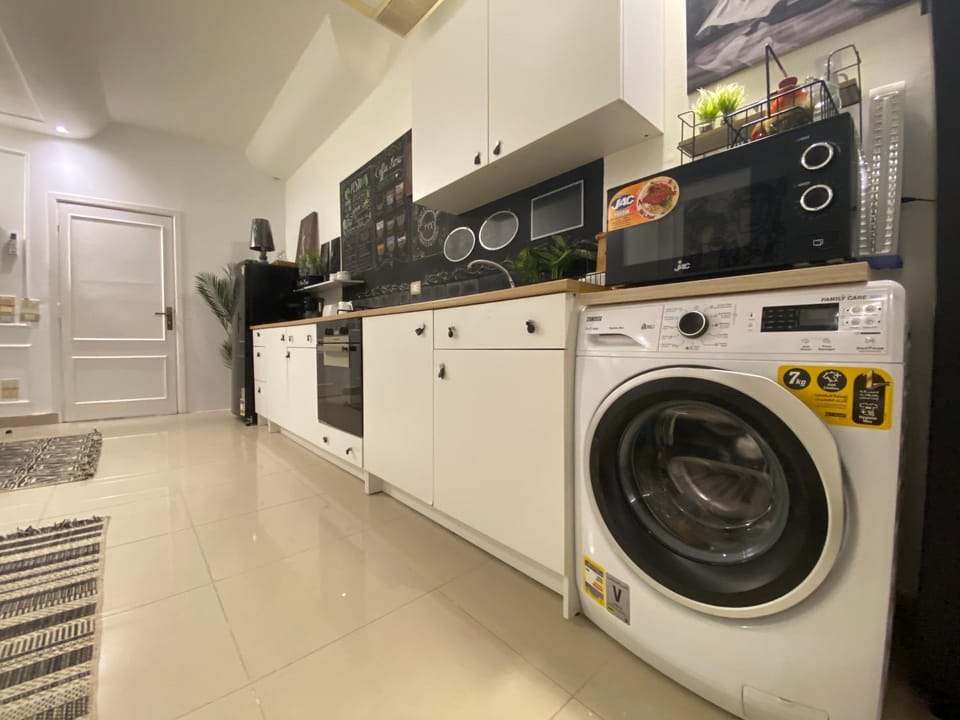 Kitchen or kitchenette, minibar, washing machine