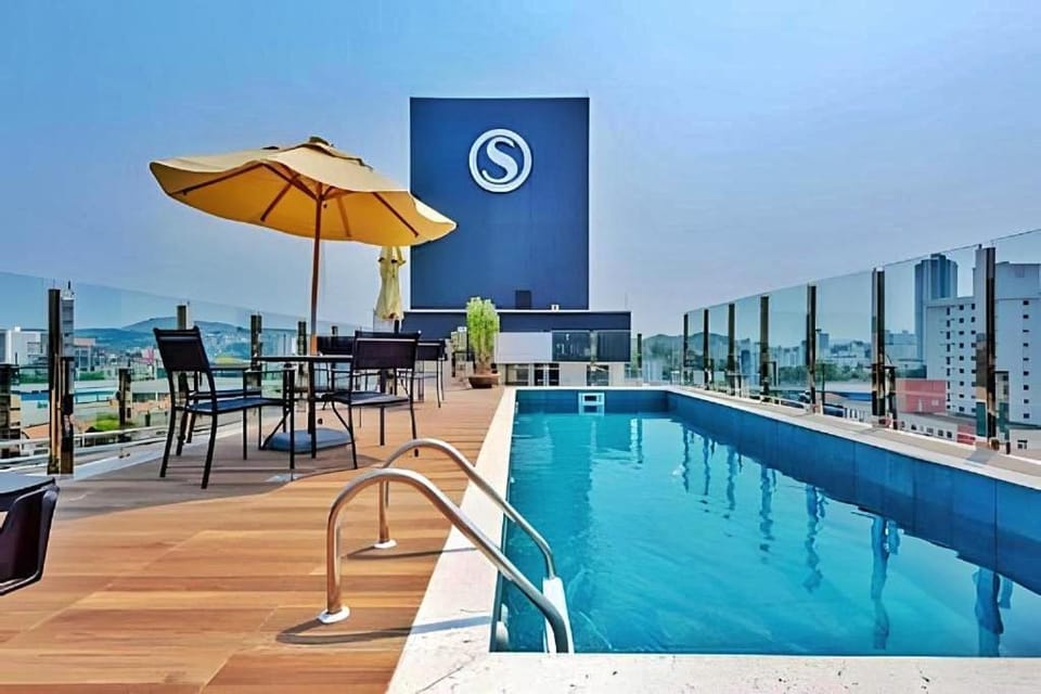 Natural landscape, View (from property/room), Balcony/Terrace, Pool view, Swimming pool, sunbed