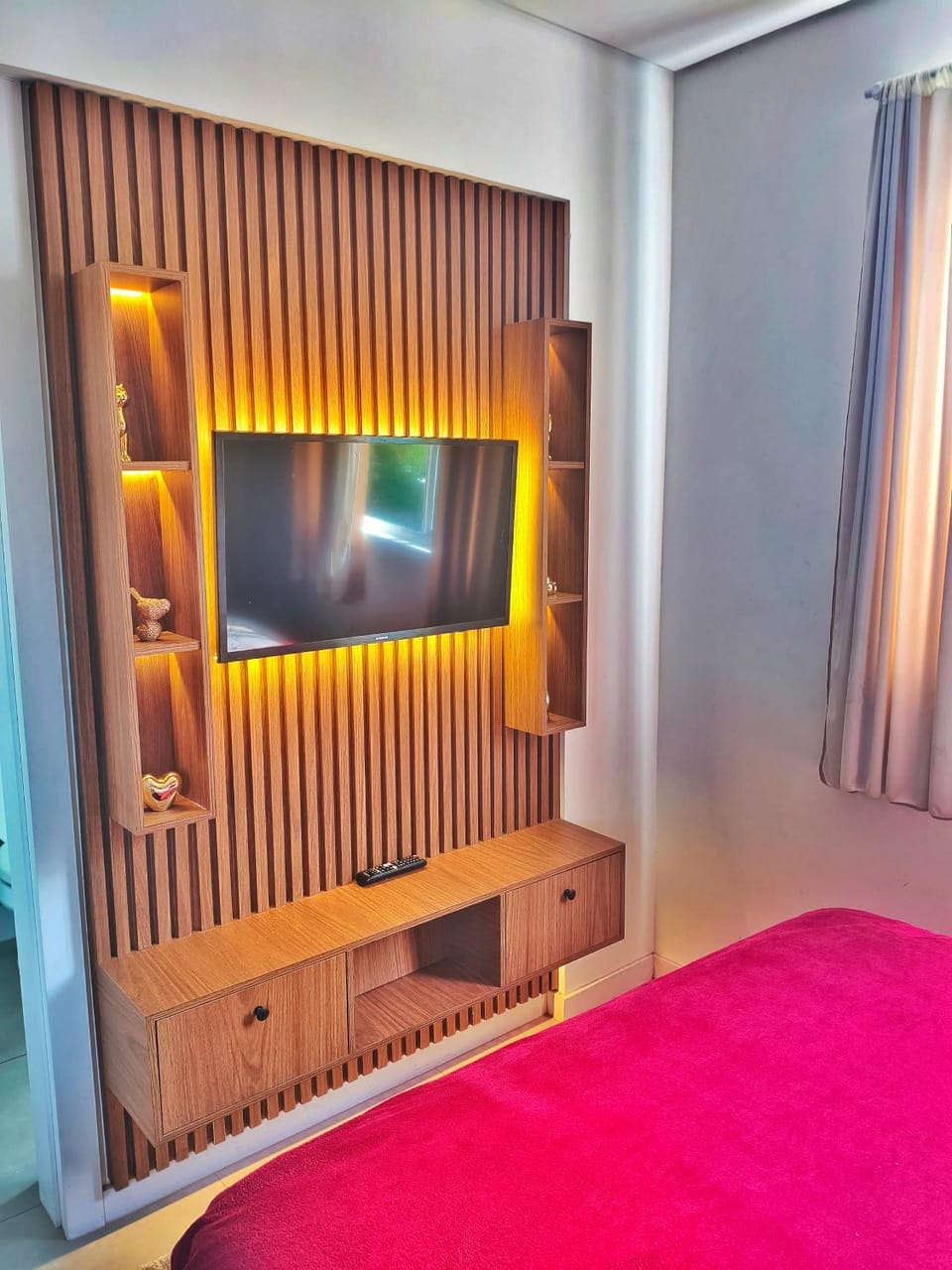 Bed, TV and multimedia, Photo of the whole room, Bedroom