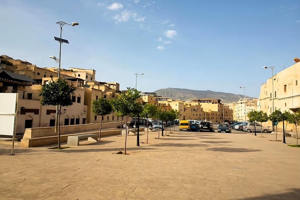 Nearby landmark, Day, Neighbourhood, Natural landscape, Mountain view, Location, Parking