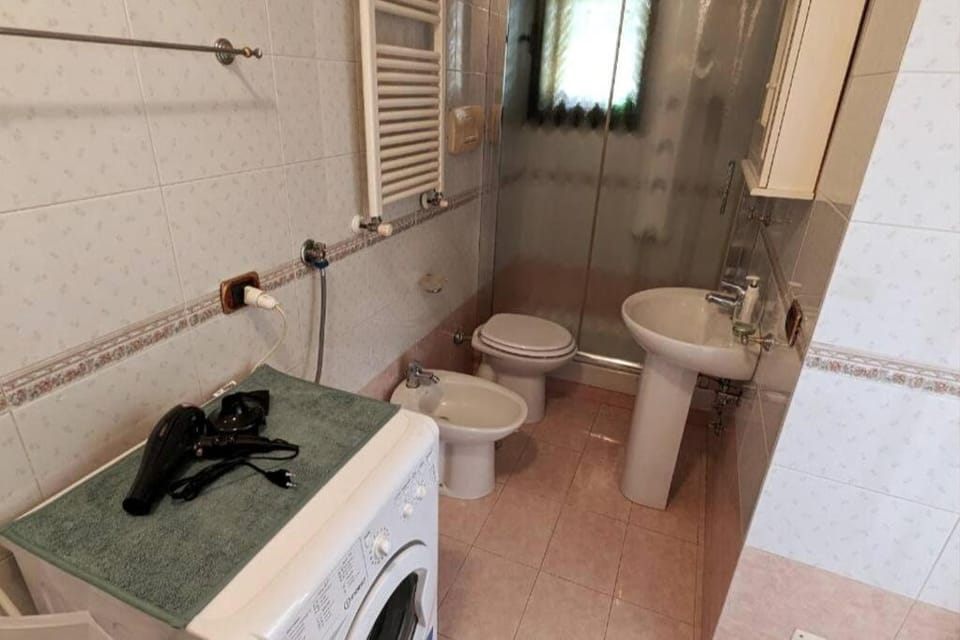 Shower, Toilet, Bathroom, bidet, towels