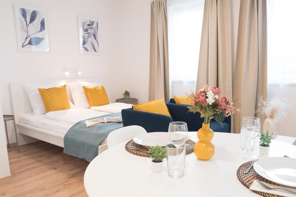Bed, Living room, Photo of the whole room, Seating area