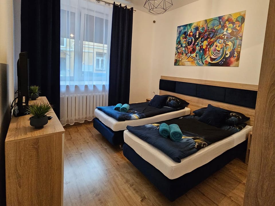 Bed, TV and multimedia, Photo of the whole room, Bedroom