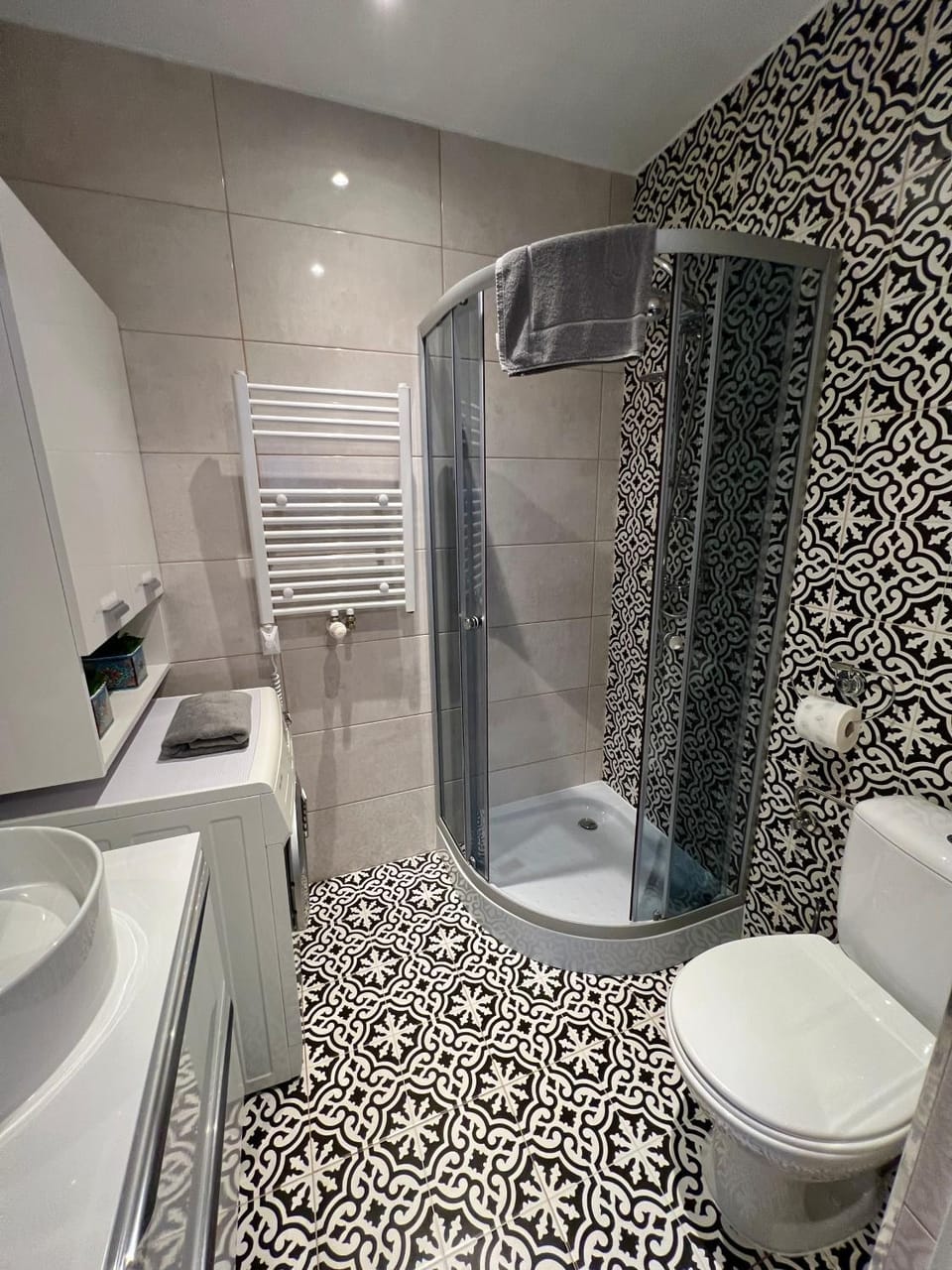 Shower, Toilet, Bathroom, towels, washing machine