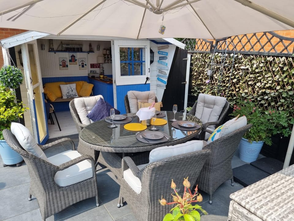 Garden, Seating area, Dining area, Garden view