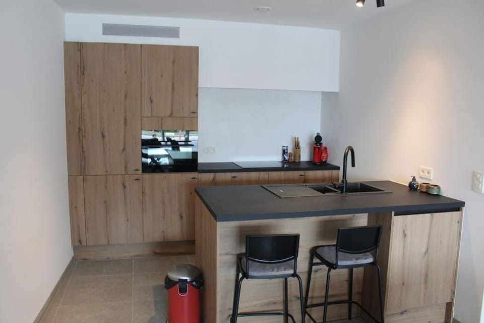 Coffee/tea facilities, Kitchen or kitchenette, Dining area, stove