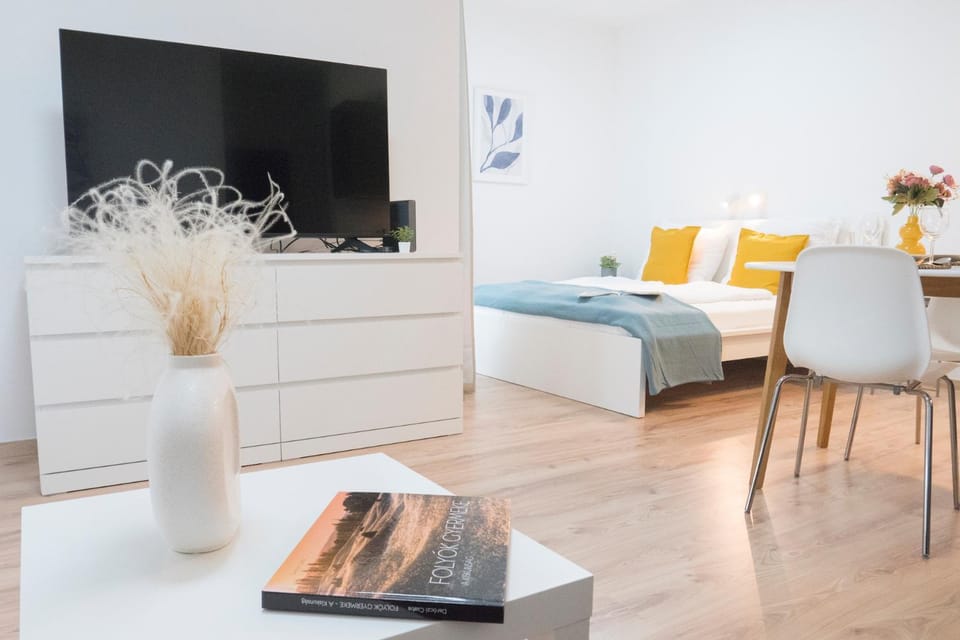 Bed, TV and multimedia, Living room