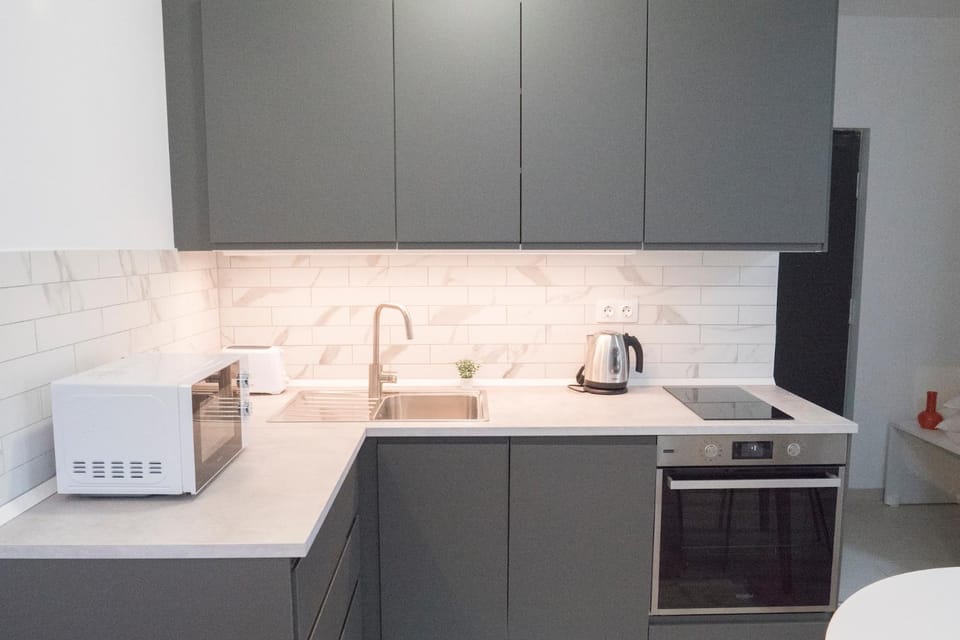 Kitchen or kitchenette, minibar