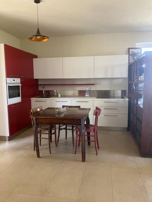 Kitchen or kitchenette, Dining area