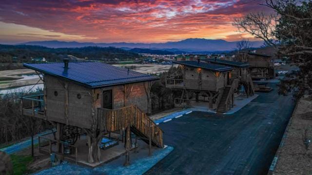 "Air Fort One" Aviation-Themed Luxury Treehouse Near Dollywood & Pigeon Forge Chalet in Sevierville