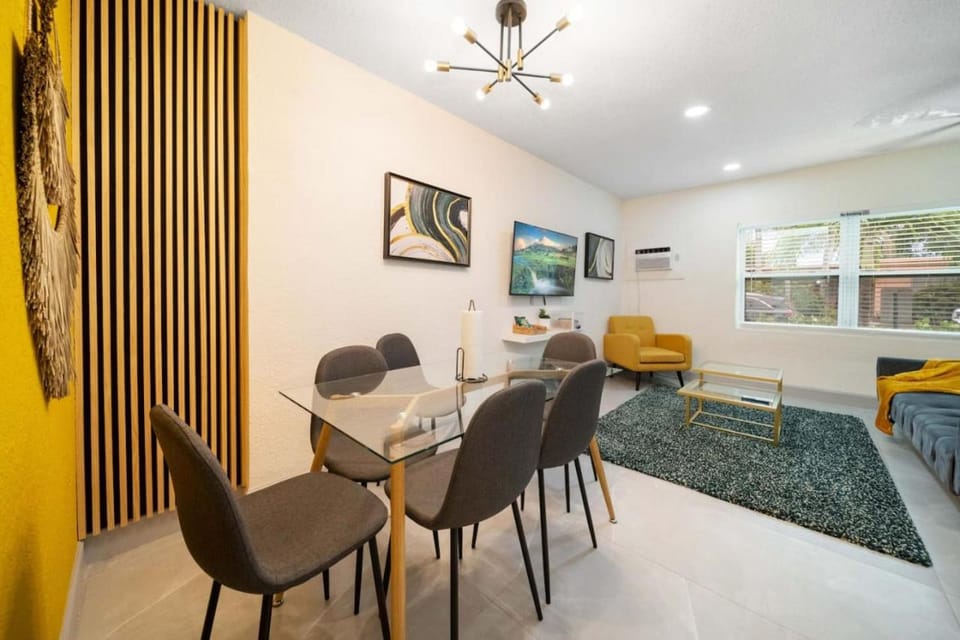 Mango Lovers Zen Beach Retreat w Hot Tub Apartment in Fort Lauderdale