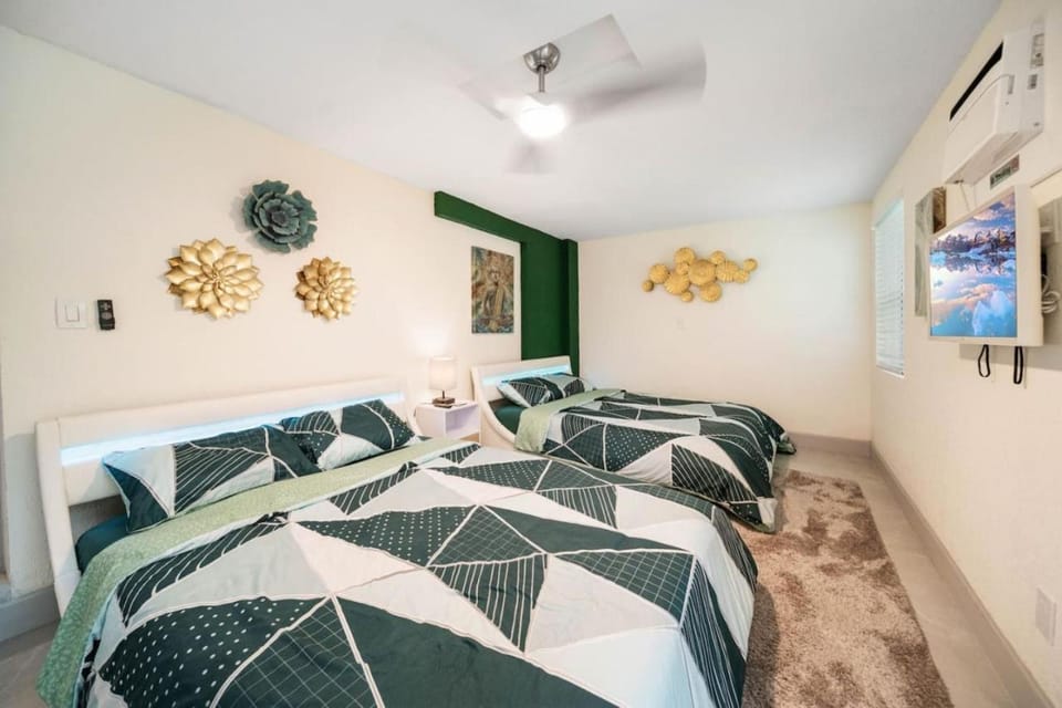Mango Lovers Zen Beach Retreat w Hot Tub Apartment in Fort Lauderdale
