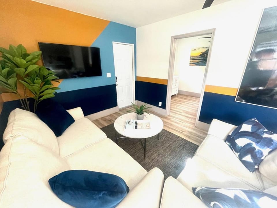 Bahama Mama Las Olas and Holiday Park w Hot Tub Apartment in Fort Lauderdale