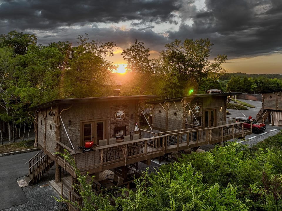 "Tarzan & Jane" Jungle-Themed Double Luxury Family Treehouse for 12 Near Dollywood & Pigeon Forge Chalet in Sevierville