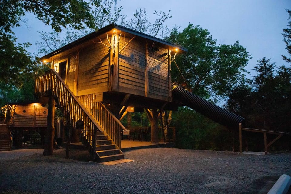 "Squirrels Gone Wild" Luxury Treehouse Adventure Near Dollywood & Pigeon Forge Chalet in Sevierville