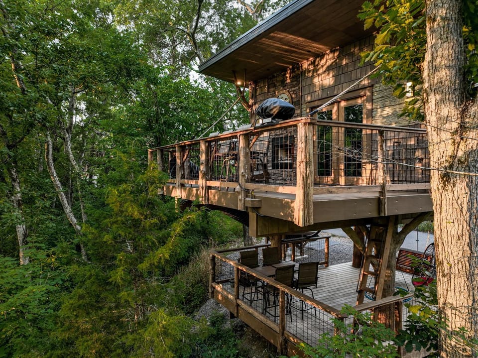 "Tree-Mendous Fun" Family Treehouse with 20ft Slide Near Dollywood & Pigeon Forge Chalet in Sevierville