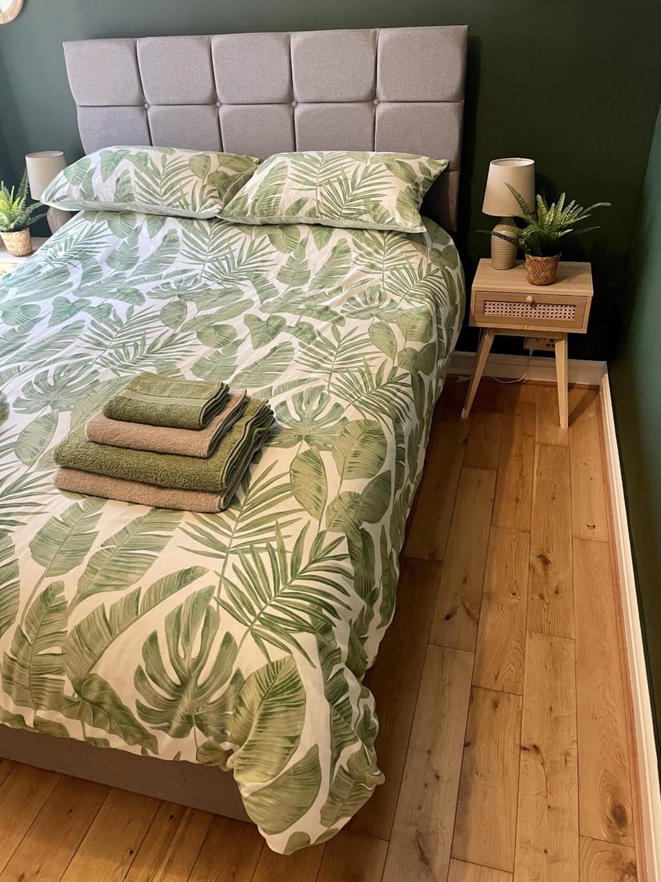 Bed, Bedroom, towels