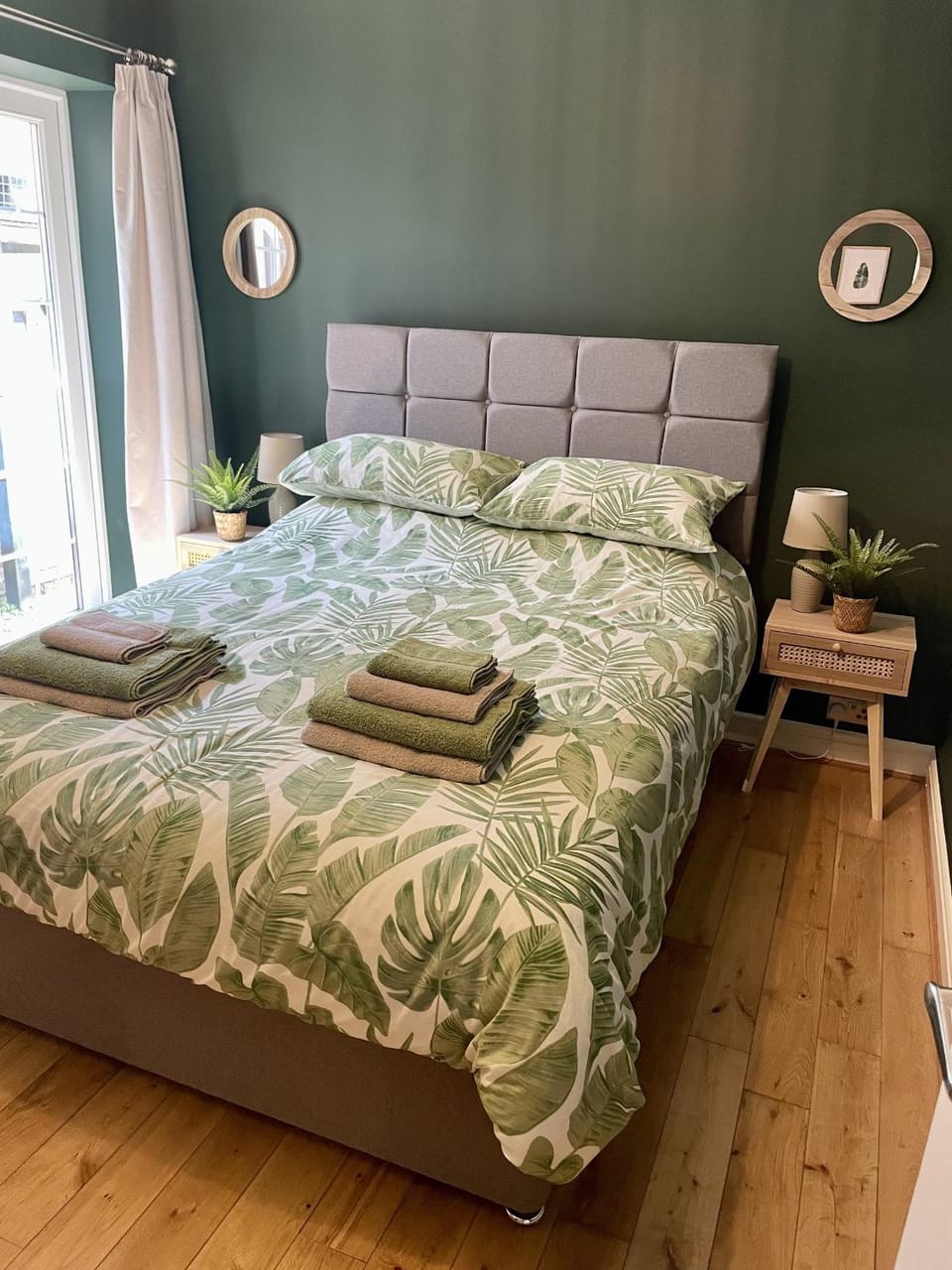 Bed, Bedroom, towels