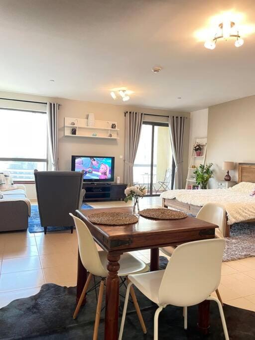 Sunset Oasis: Beachfront Studio Apartment in Dubai