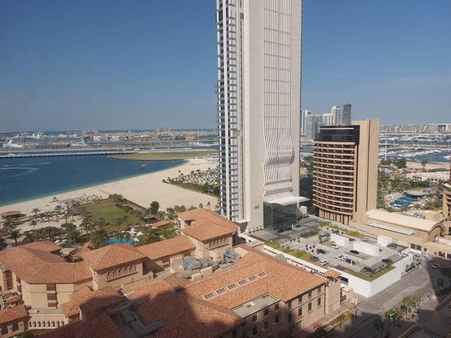 Sunset Oasis: Beachfront Studio Apartment in Dubai