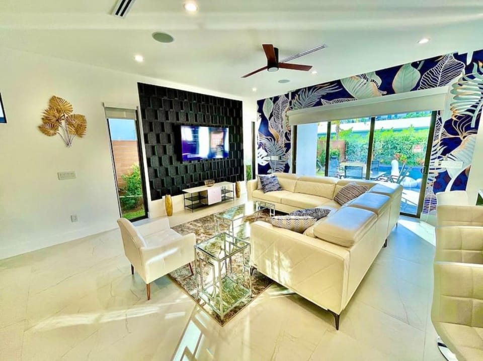 Communal lounge/ TV room, TV and multimedia, Living room, Seating area