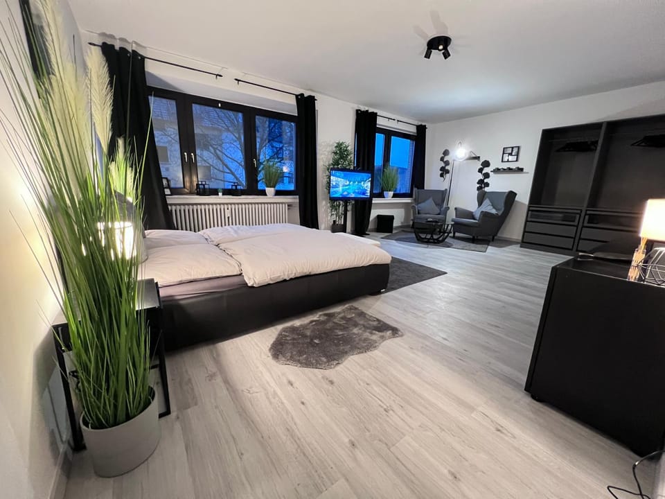 Bed, TV and multimedia, Living room, Photo of the whole room, Seating area, Evening entertainment, Bedroom