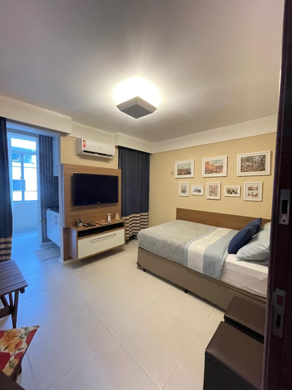 Bed, TV and multimedia, Photo of the whole room, Bedroom
