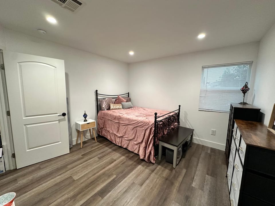 Bright Corner Home Retreat Near SoFi Apartment in Inglewood