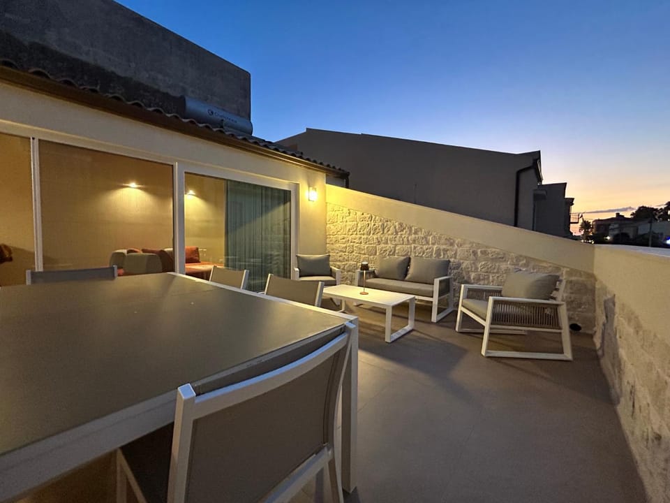 View (from property/room), Balcony/Terrace, Dining area