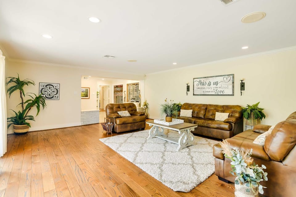 Game Room! Group Getaway 16 Mi to Galveston House in La Marque