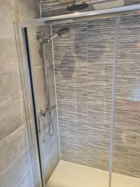 MASSIVE 4 Bed home walking distance to the City lights, perfect for business trips House in Belfast