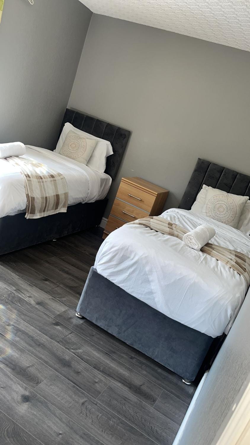 MASSIVE 4 Bed home walking distance to the City lights, perfect for business trips House in Belfast