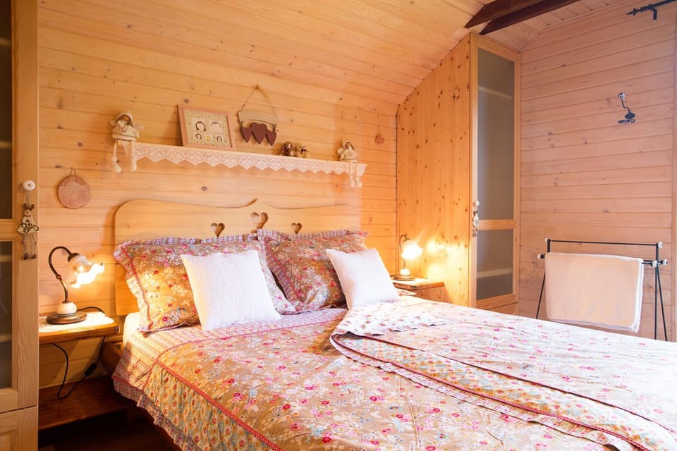 Photo of the whole room, Bedroom, wardrobe