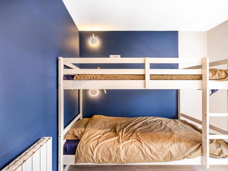 Bedroom, bunk bed