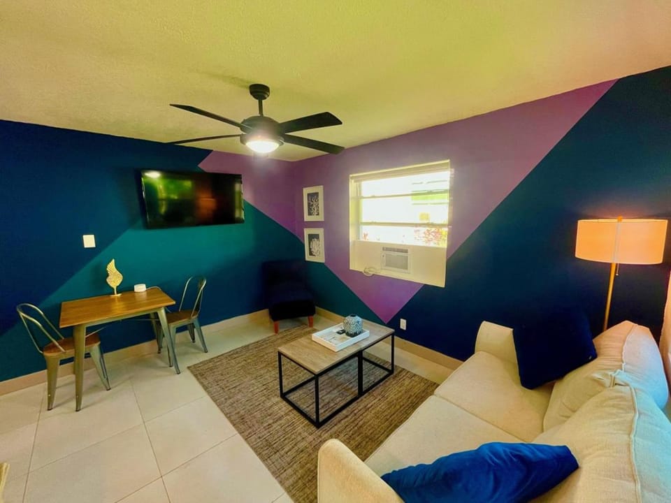 SuaveMauve Las Olas Beach Apartment in Fort Lauderdale