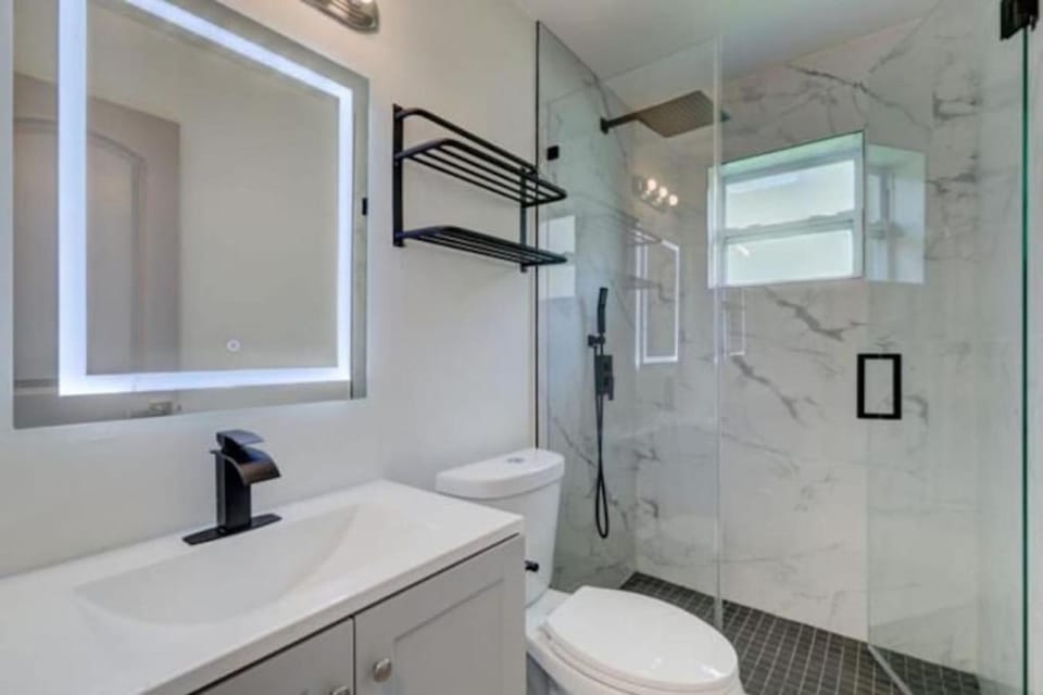 SuaveMauve Las Olas Beach Apartment in Fort Lauderdale