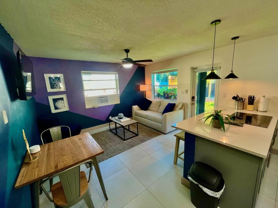 SuaveMauve Las Olas Beach Apartment in Fort Lauderdale