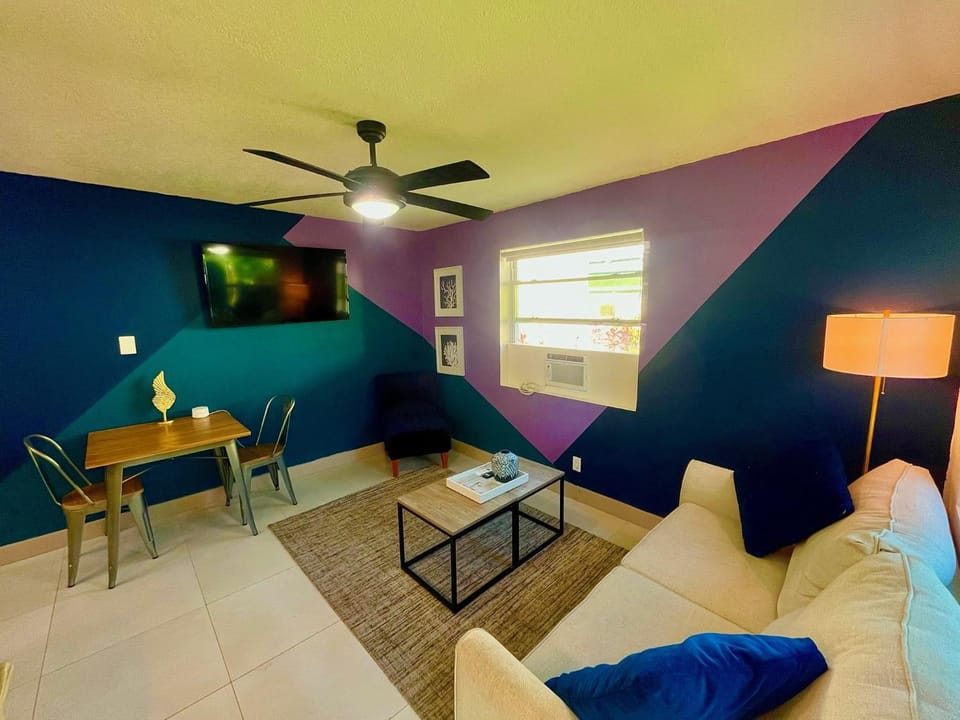 SuaveMauve Las Olas Beach Apartment in Fort Lauderdale