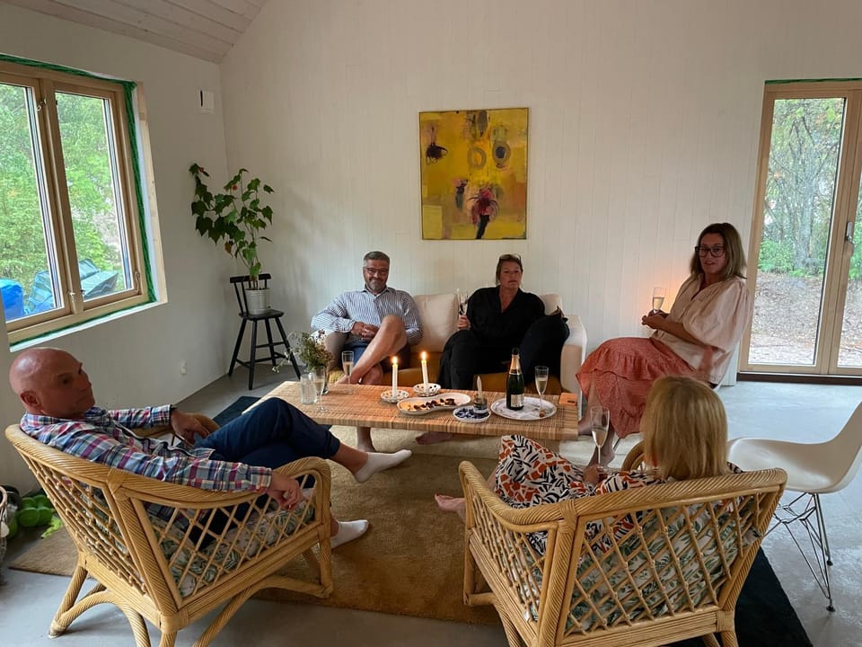 Living room, Seating area, group of guests