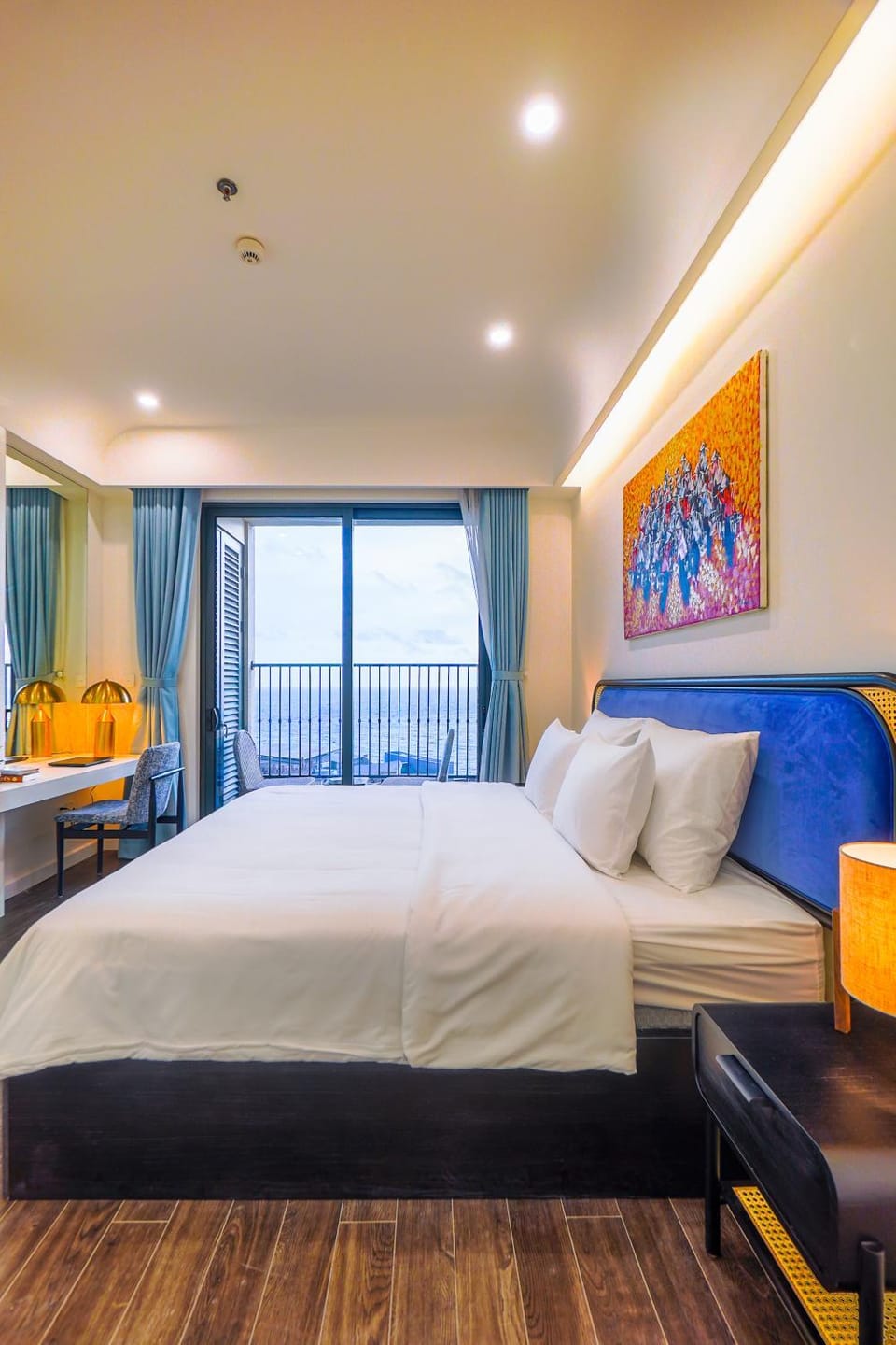 Bed, Living room, Photo of the whole room, Seating area, Bedroom