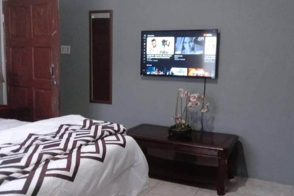 Bed, TV and multimedia, Photo of the whole room, Bedroom