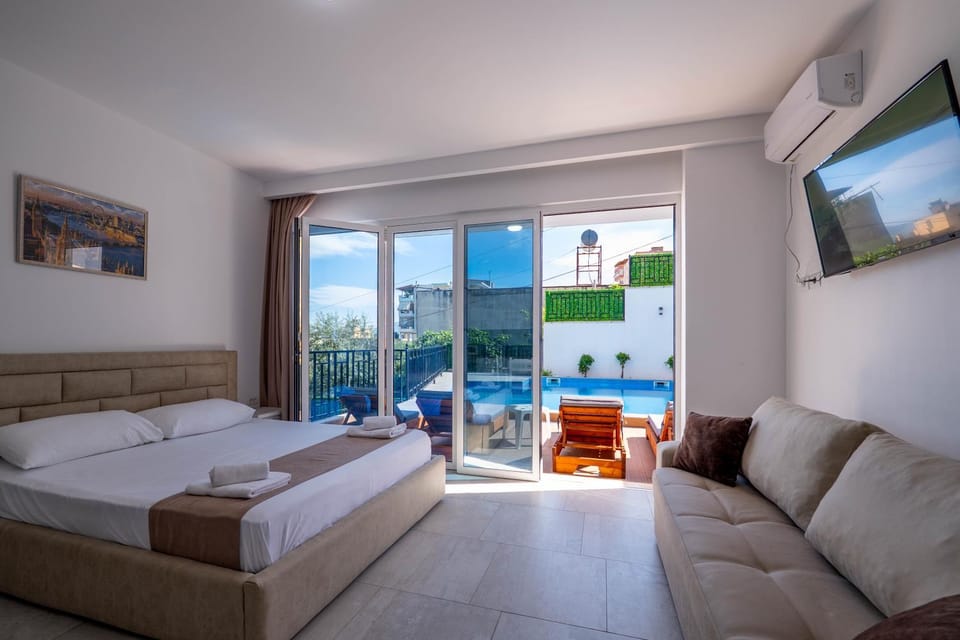 Bed, TV and multimedia, Living room, Photo of the whole room, Seating area, Bedroom, Pool view, Swimming pool, sunbed, towels