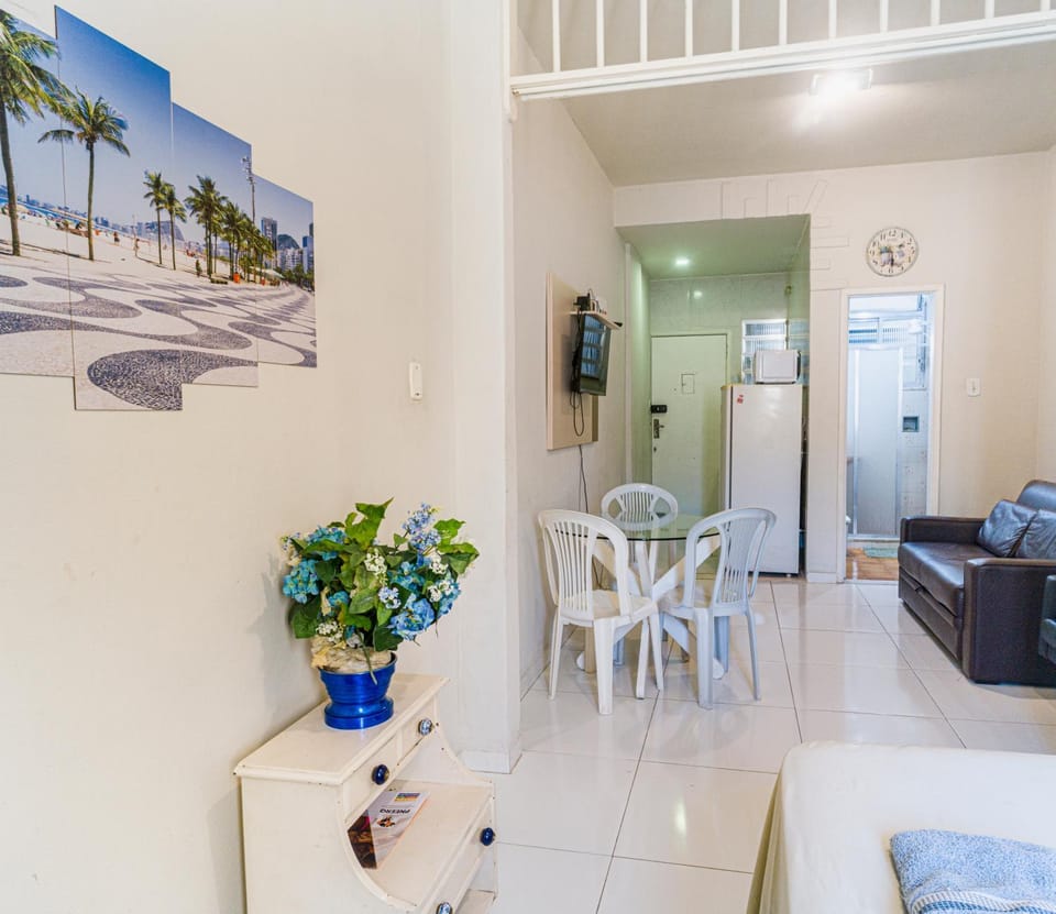 Studio completo na praia de Copacabana com ar, wifi, netflix, até 4 pessoas, FUNDOS CLARO E SILENCIOSO, pauloangerami PJ135 Apartment in Rio de Janeiro