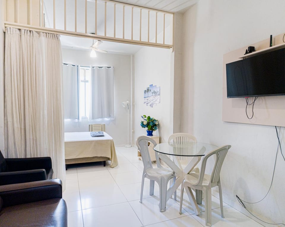 Studio completo na praia de Copacabana com ar, wifi, netflix, até 4 pessoas, FUNDOS CLARO E SILENCIOSO, pauloangerami PJ135 Apartment in Rio de Janeiro