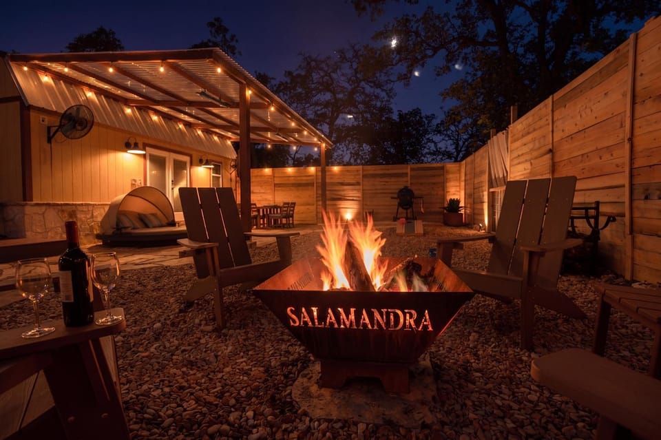 Romantic Tiny Luxury Retreat w heated pool, sauna n outdoor shower in Wimberley 10 acres Villa in Rio Grande