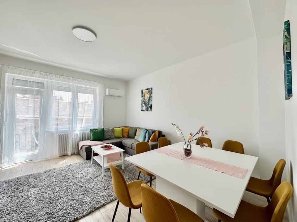 Dob House I 2BDRM I 2BTHRM Apartment in Budapest