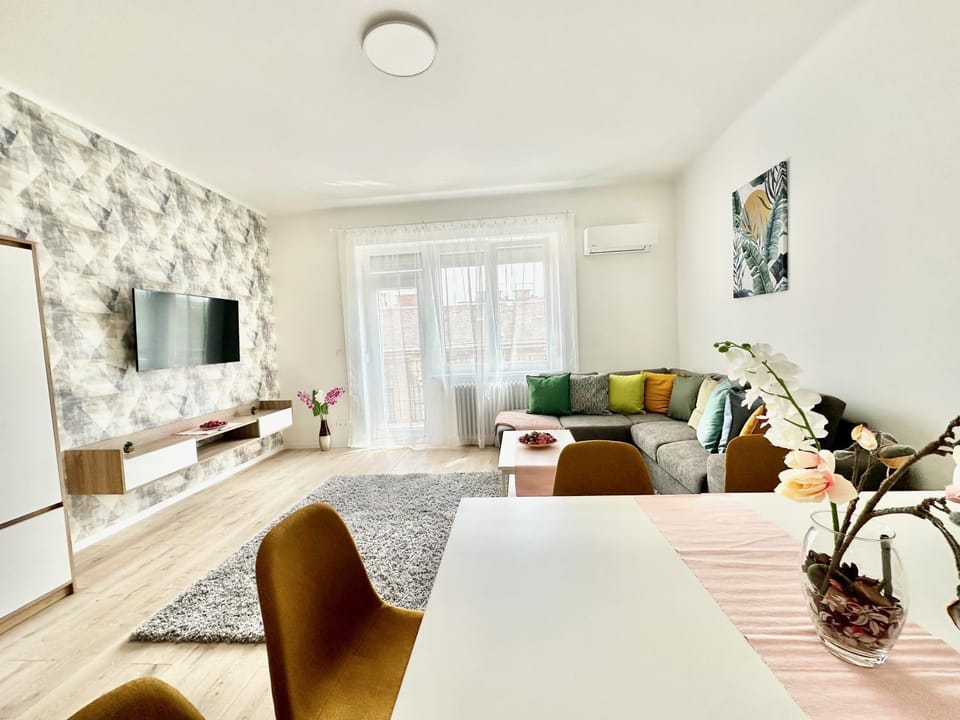 Dob House I 2BDRM I 2BTHRM Apartment in Budapest